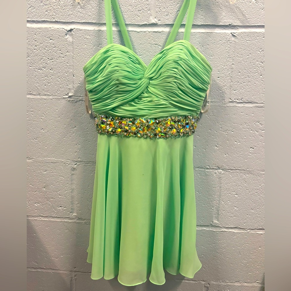 Good condition cocktail dress. Very flattering to the body. Mint green